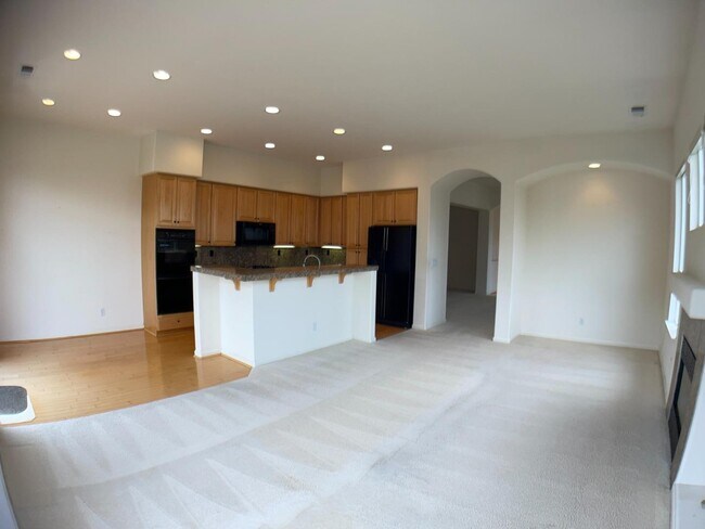 Building Photo - 9015 Village View Dr