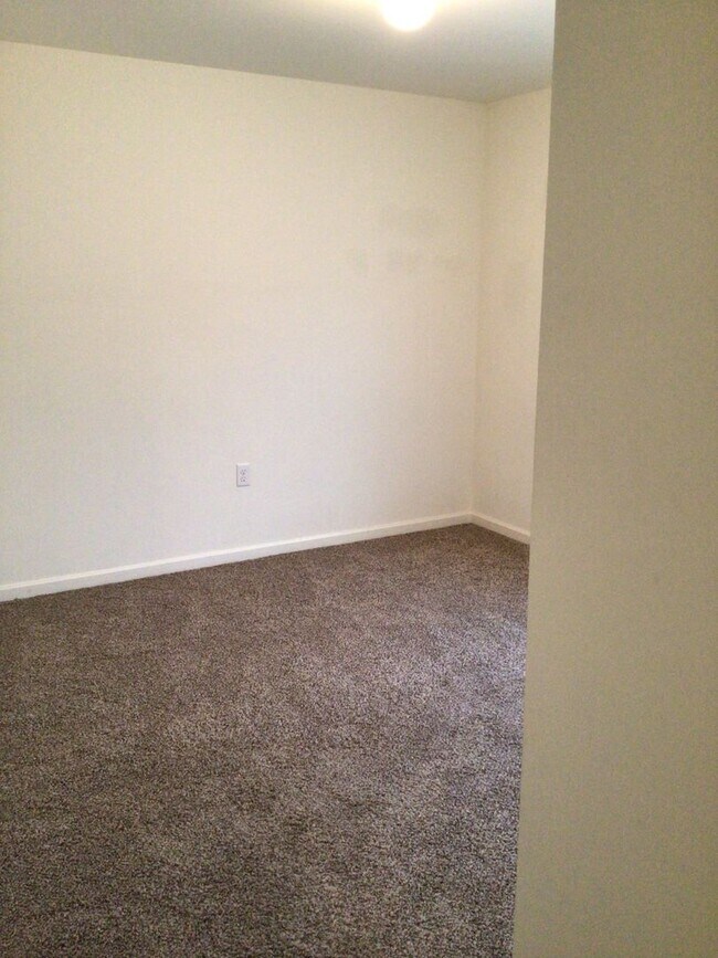 Building Photo - 1411 Doron Dr