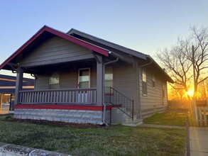 Building Photo - 407 N Maple St