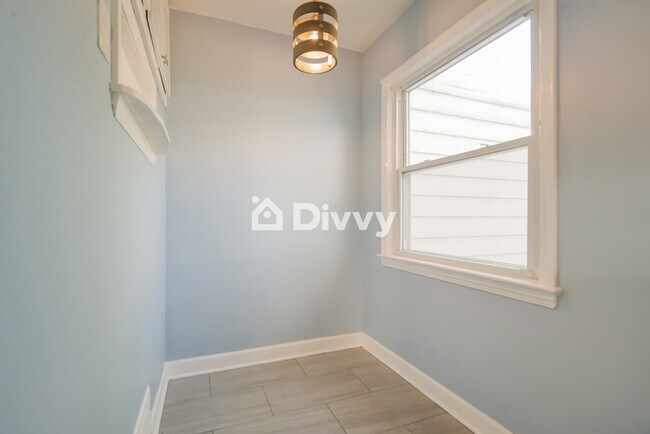 Foto del edificio - 1392 Villa Dr, South Euclid, OH 44121