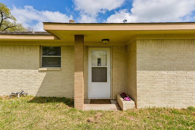 Building Photo - 16326 Cypress Bend Dr