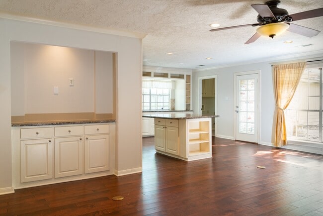 Foto del edificio - 1704 Crystal Hills Dr