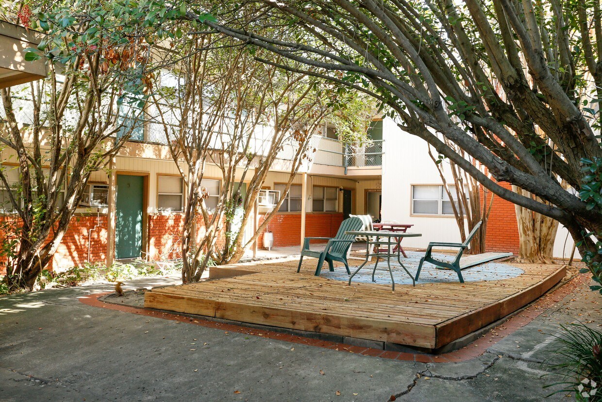 Primary Photo - Campus Apartments