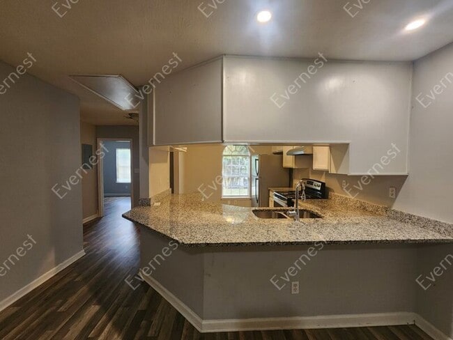 Building Photo - 1942 Cornell Way