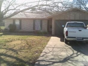 Building Photo - 104 Loraine St