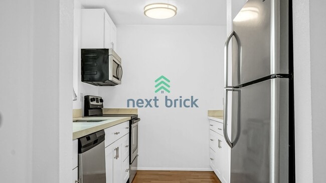 Building Photo - Exceptional 2Bed/2 Bath Uptown/Queen Anne condominium.