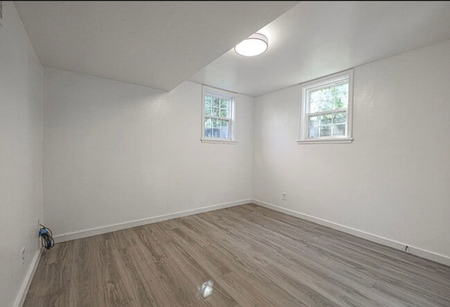 Foto del edificio - 915 E Ave E