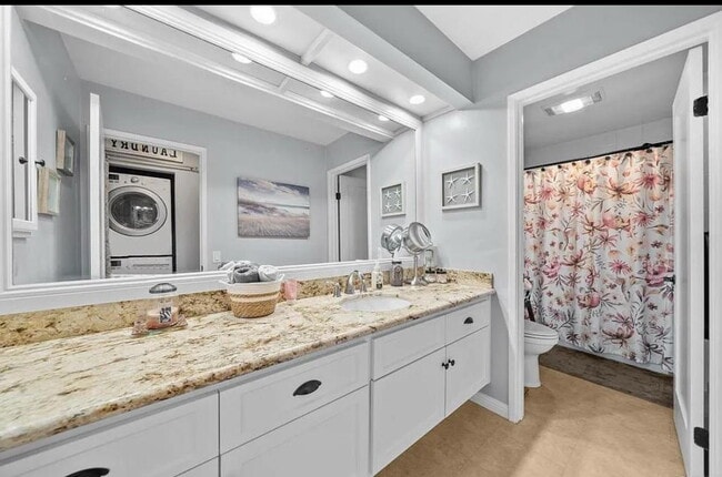 Building Photo - "Charming 1-Bedroom Apartment with Hardwoo...