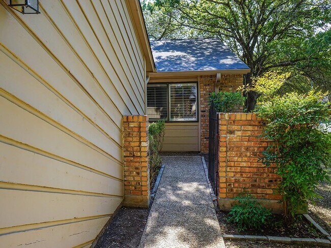 Building Photo - 7205 Waldon Dr