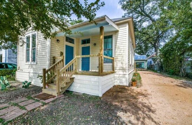 Building Photo - Fully Renovated Southtown Home!