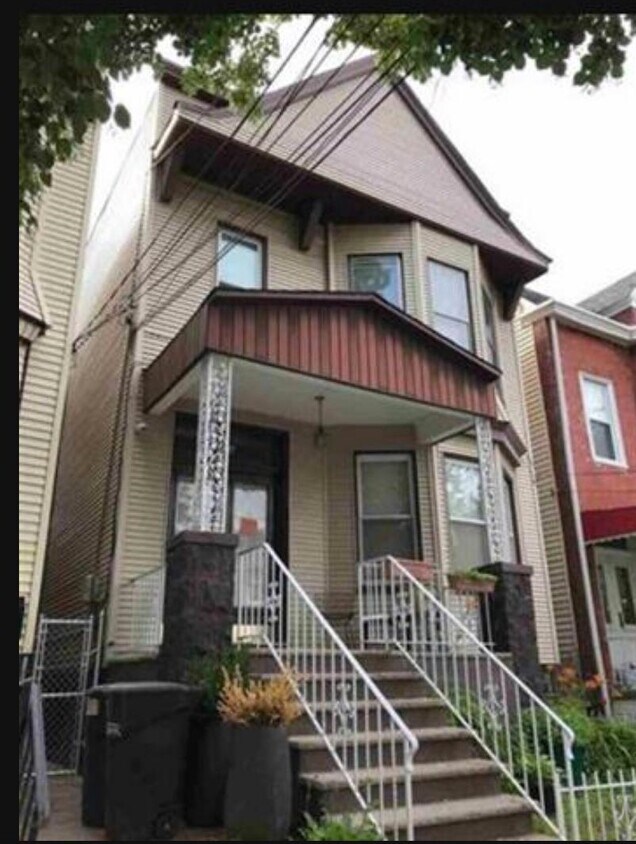 Primary Photo - 154 Edgar St
