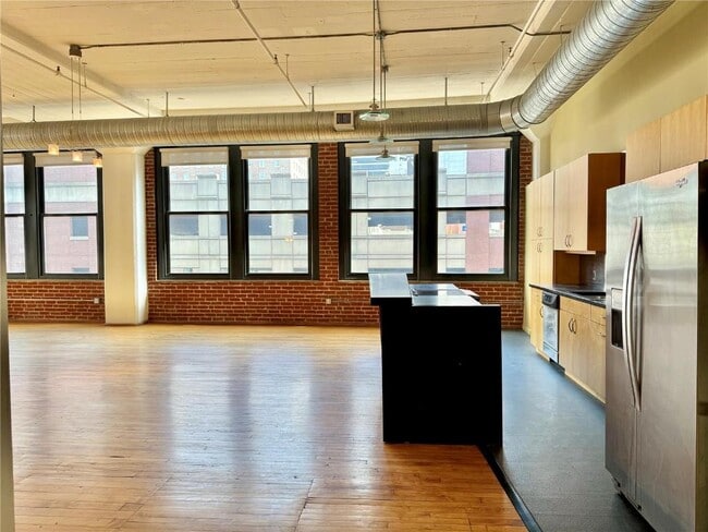 Building Photo - 1010 St Charles St