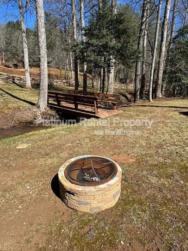 Foto del edificio - 971 Mountain Cove Rd