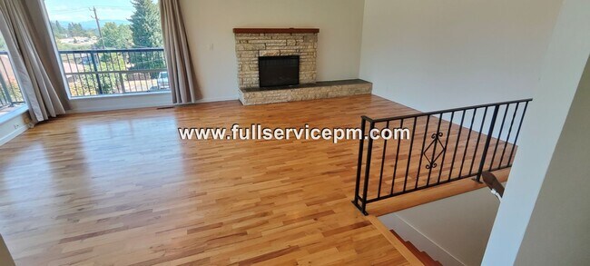 Building Photo - Exceptional 3 BD 2 BA home! Garage! Private Balcony!