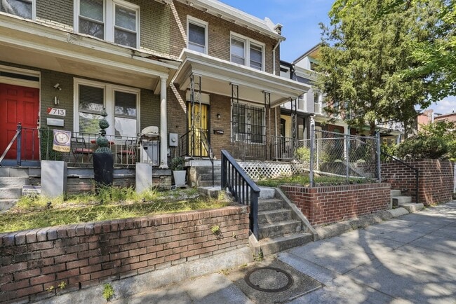 Photo - 711 Harvard St NW Townhome