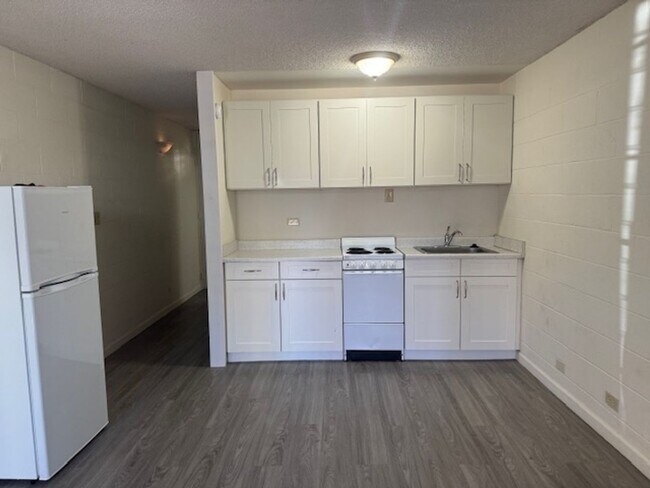 Foto del edificio - Likini West Studio Unit. Salt Lake Neighborhood. Available Now!