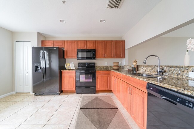 Large are kitchen for entertaining guests - Amberton Luxury Townhomes