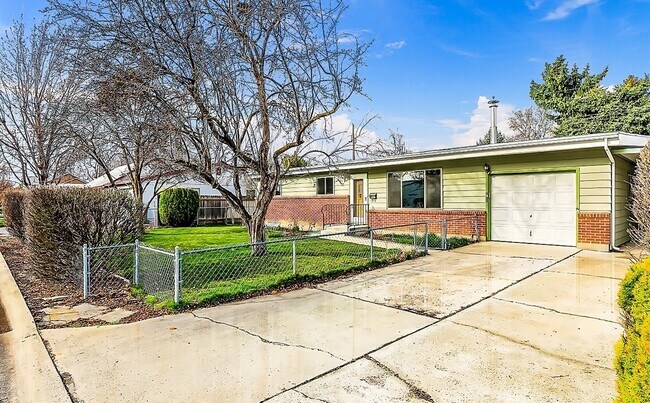 Building Photo - Beautiful 4 bedroom, 2 bath home in Southe...