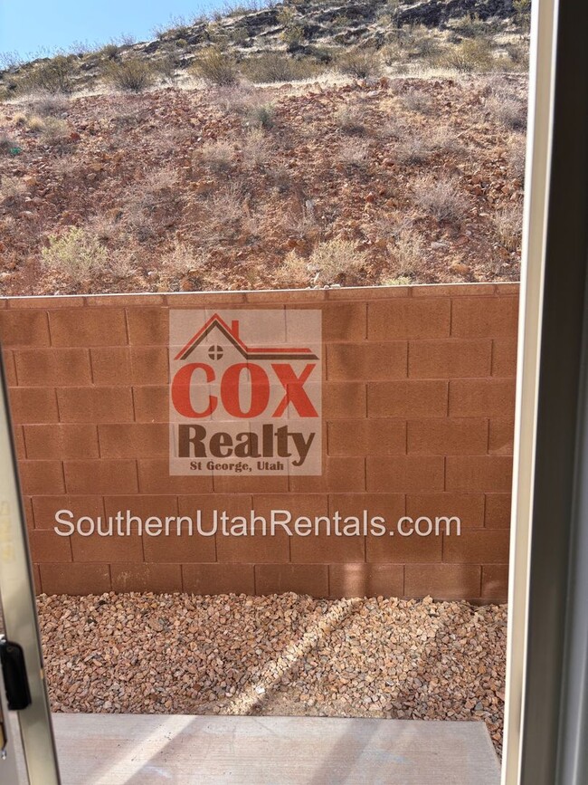 Foto del edificio - 3 bed / 2.5 bath / 2-car with washer/dryer...