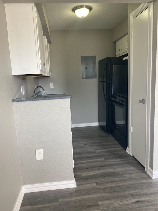 Kitchen - 809 Ann Ave