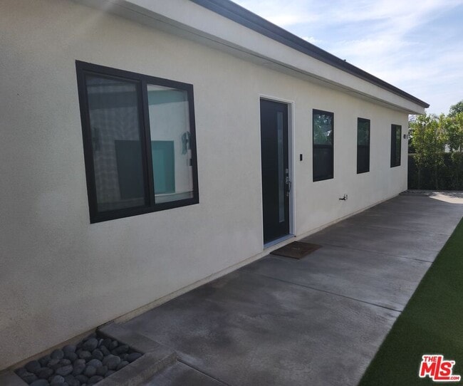 Foto del edificio - 422-422-1 Almond Ave