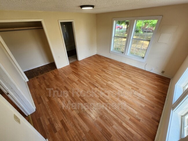 Building Photo - 400 N Division St