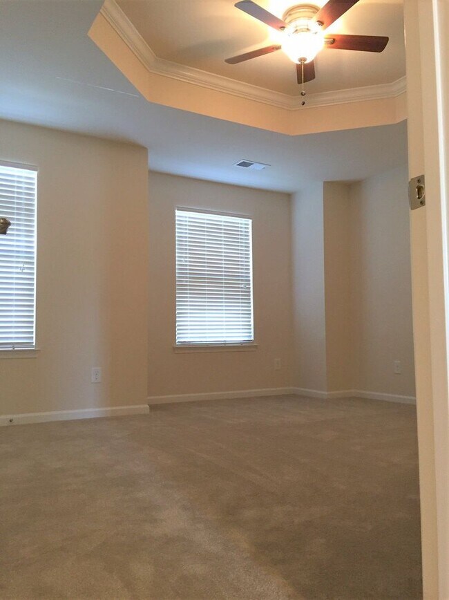 Building Photo - 2416 Silverthorn Dr