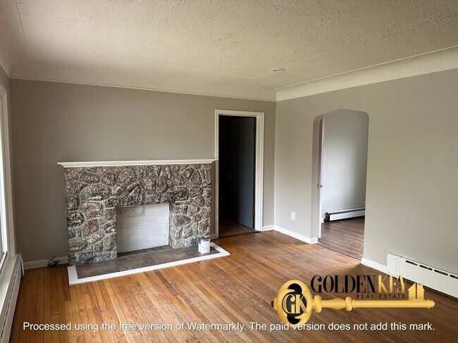 Building Photo - Extra Large 3 Bed Brick Single Family Home...