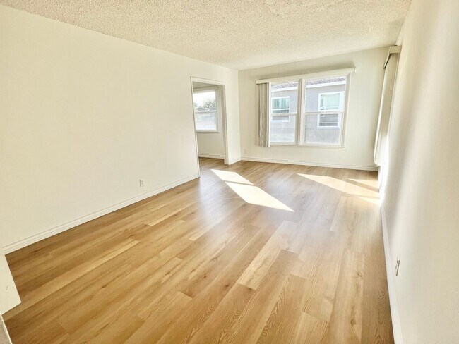Foto del edificio - Bright Upstairs End-Unit 1 Bed / 1 Bath with Garage Options in Quiet Bixby Knolls Community