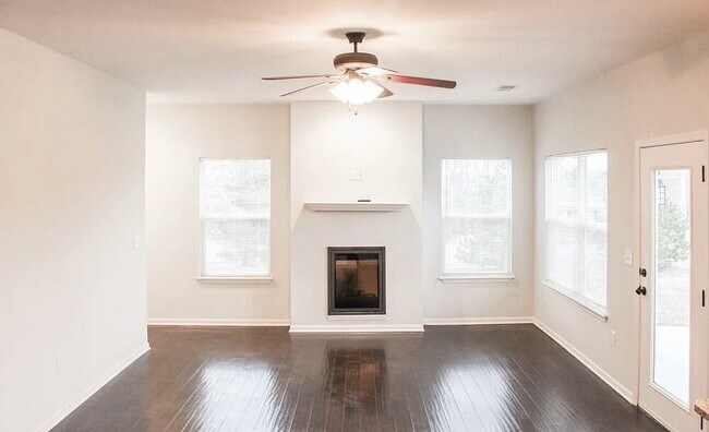 Foto del edificio - Beautiful 3 Bed | 2.5 Bath Townhome in Pri...