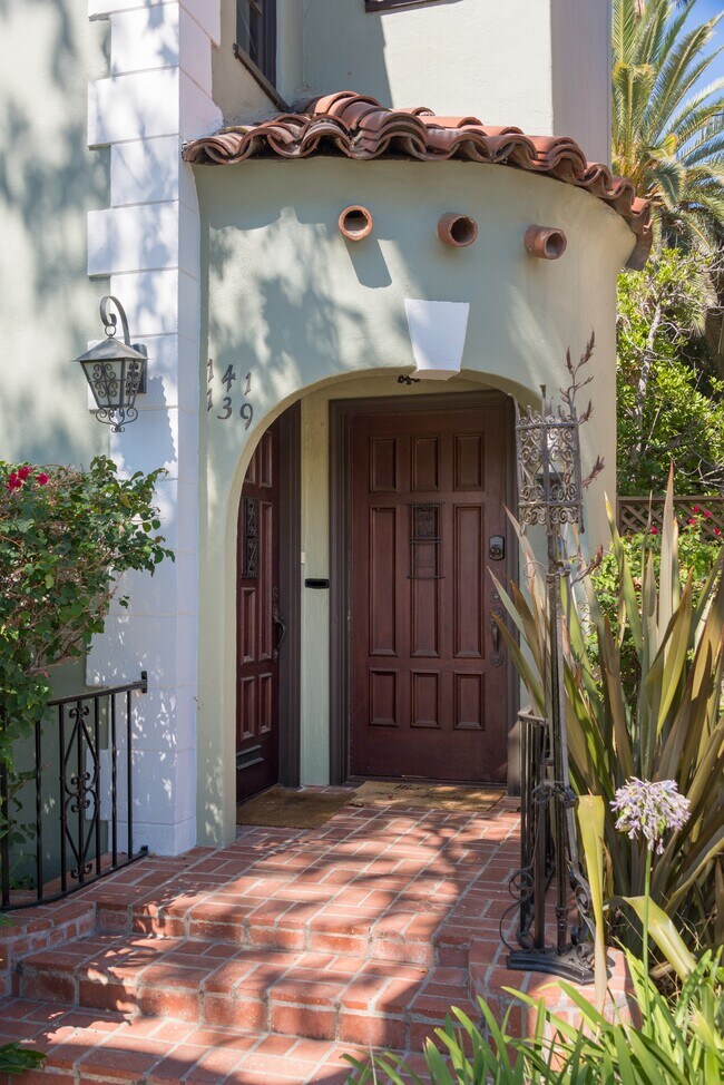 Entrance Mansfield - 141 N Mansfield Ave