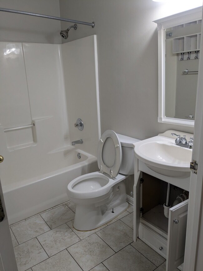 Foto del edificio - 816-818 Rubel Ave
