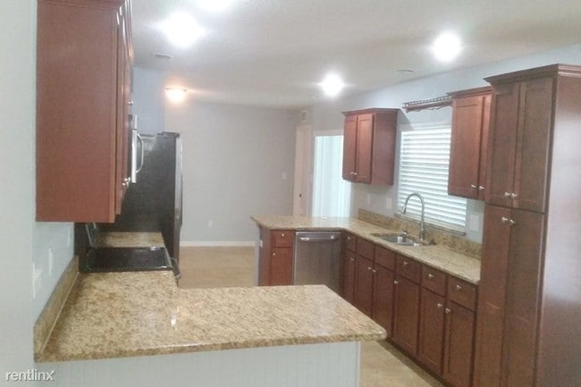 Building Photo - 421 Vandergrift Dr