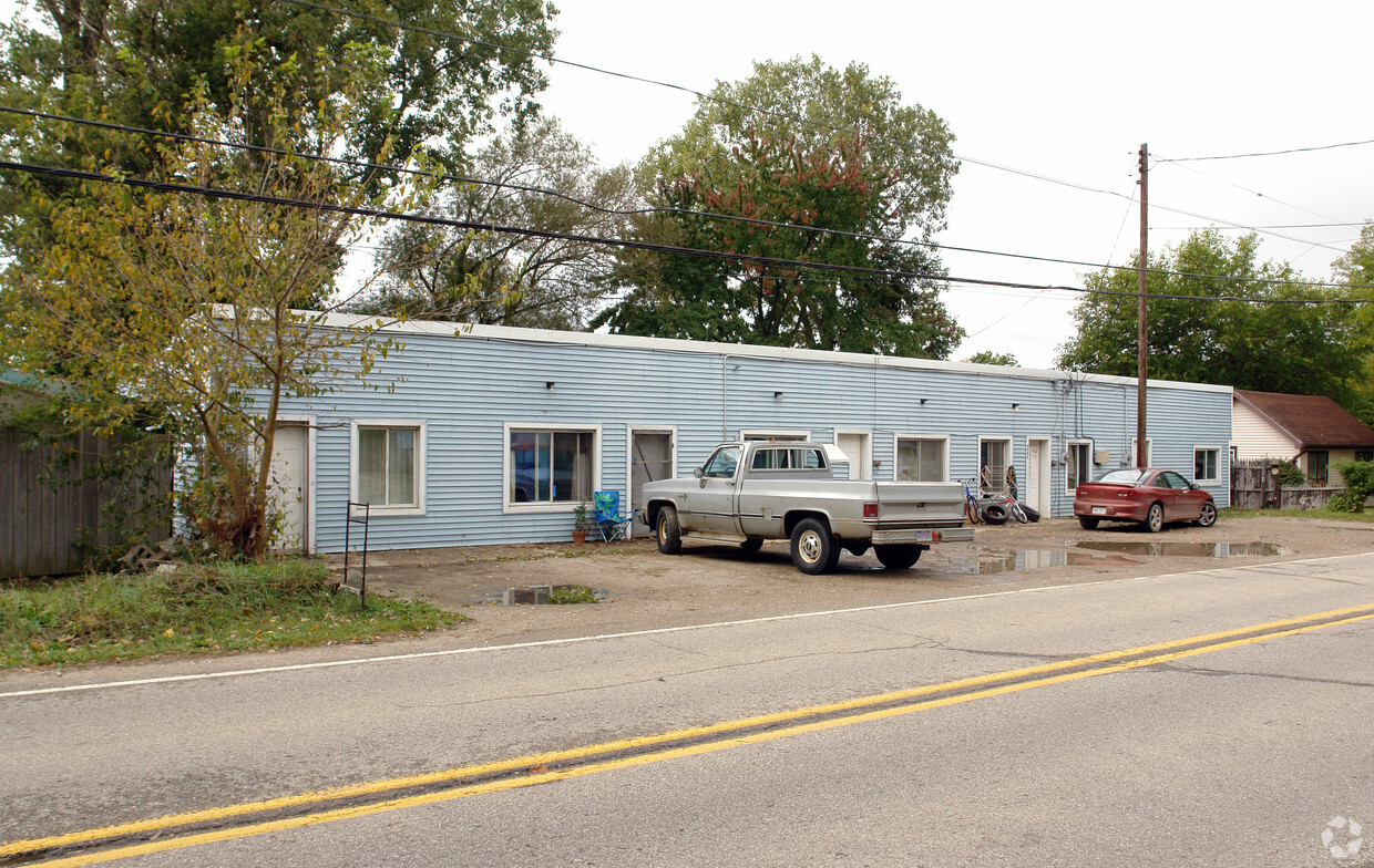 Building Photo - 6070-6086 Park Lake Rd