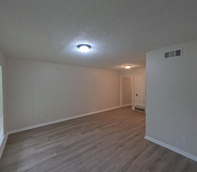 Building Photo - Fully Renovated 2BR Duplex Near University of Memphis | Pet Friendly