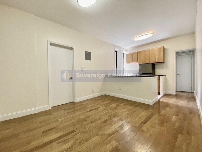 Foto del edificio - 12 Pinehurst Ave