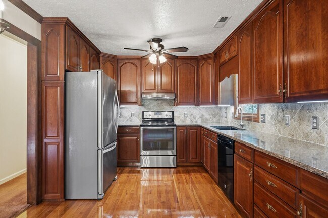Foto del edificio - Spacious 5-Bedroom Home in Prestigious Blacksburg Country Club Estates