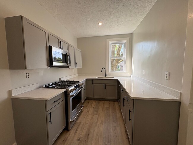 Foto del edificio - Huge Newly Renovated 4 Bedroom/2 Bath House in Bellevue!