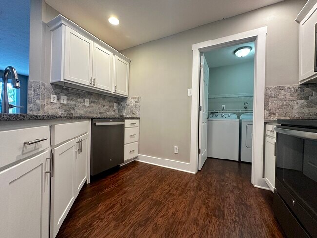 Building Photo - 373 Atherton Dr