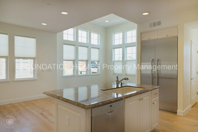 Building Photo - 222 Camellia Cir