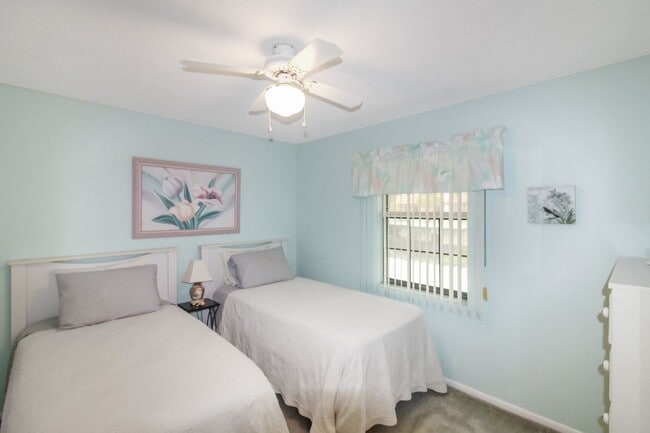 Building Photo - Seasonal Condo for Rent in Pine Hollow