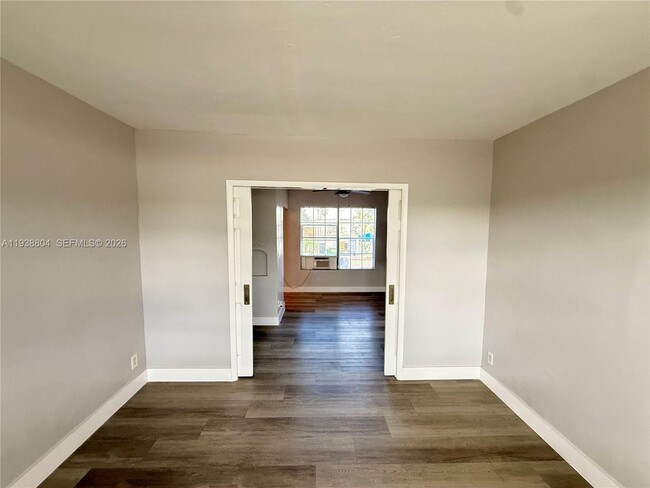 Building Photo - 6940 Bay Dr