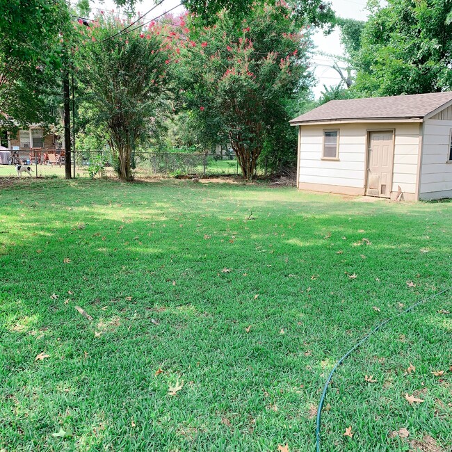 Building Photo - 2490 Briarwood Dr
