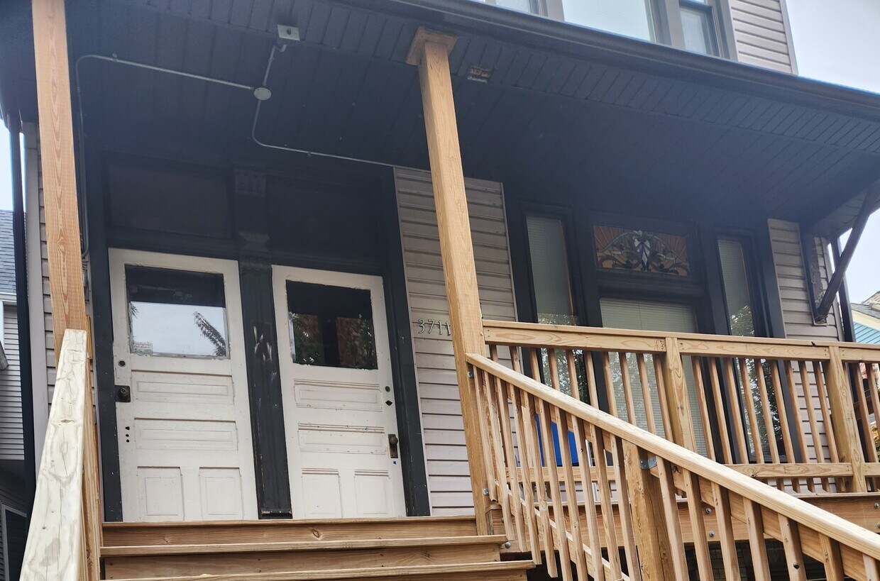 Foto del edificio - 3711 N Kenmore Ave