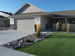 Building Photo - 615 Roundhouse Dr