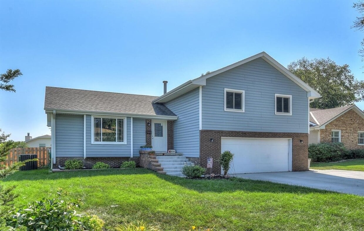 Primary Photo - Spacious Tri-Level Home With Modern Upgrad...
