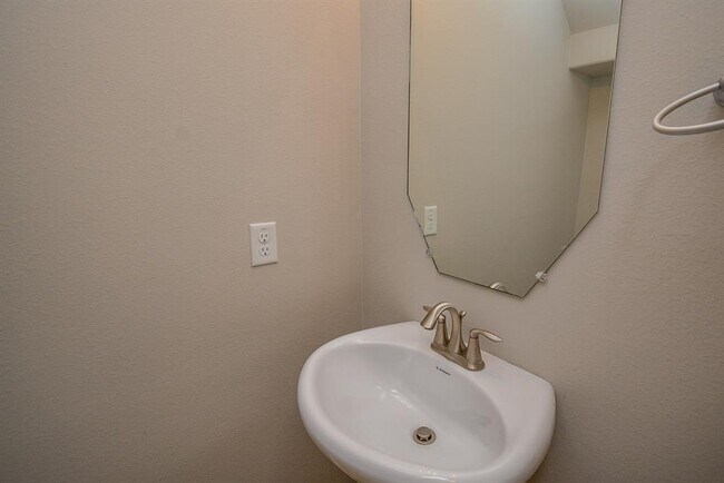 Building Photo - 6003 Hickory Hollow Dr
