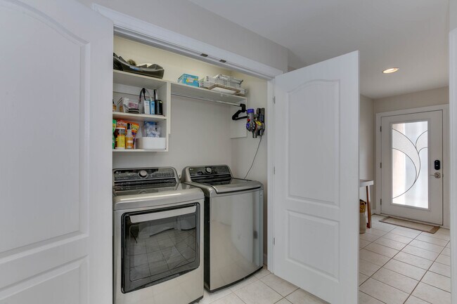 Building Photo - 4815 Lake Dr