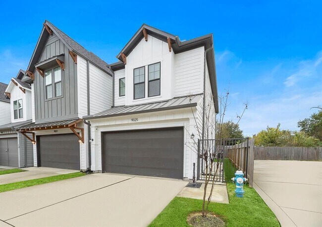 Building Photo - 9025 Wellspring Dr