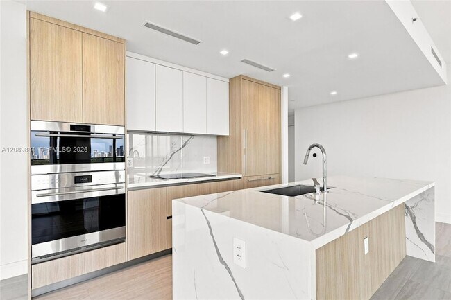 Building Photo - 2411 Laguna Cir